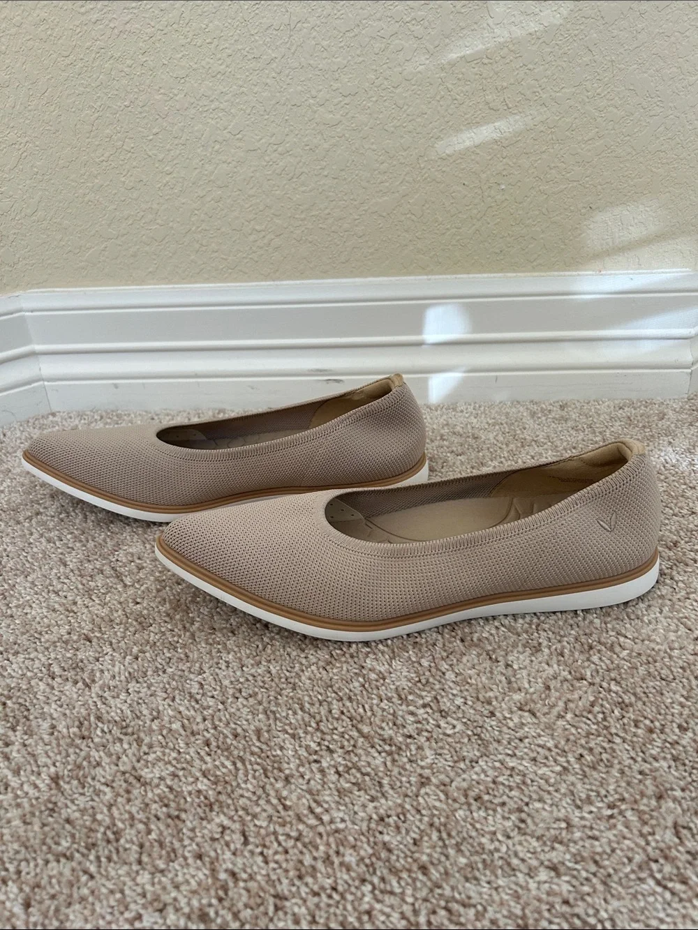 Vivaia Lightweight Pointed-Ballet Flats - Almond